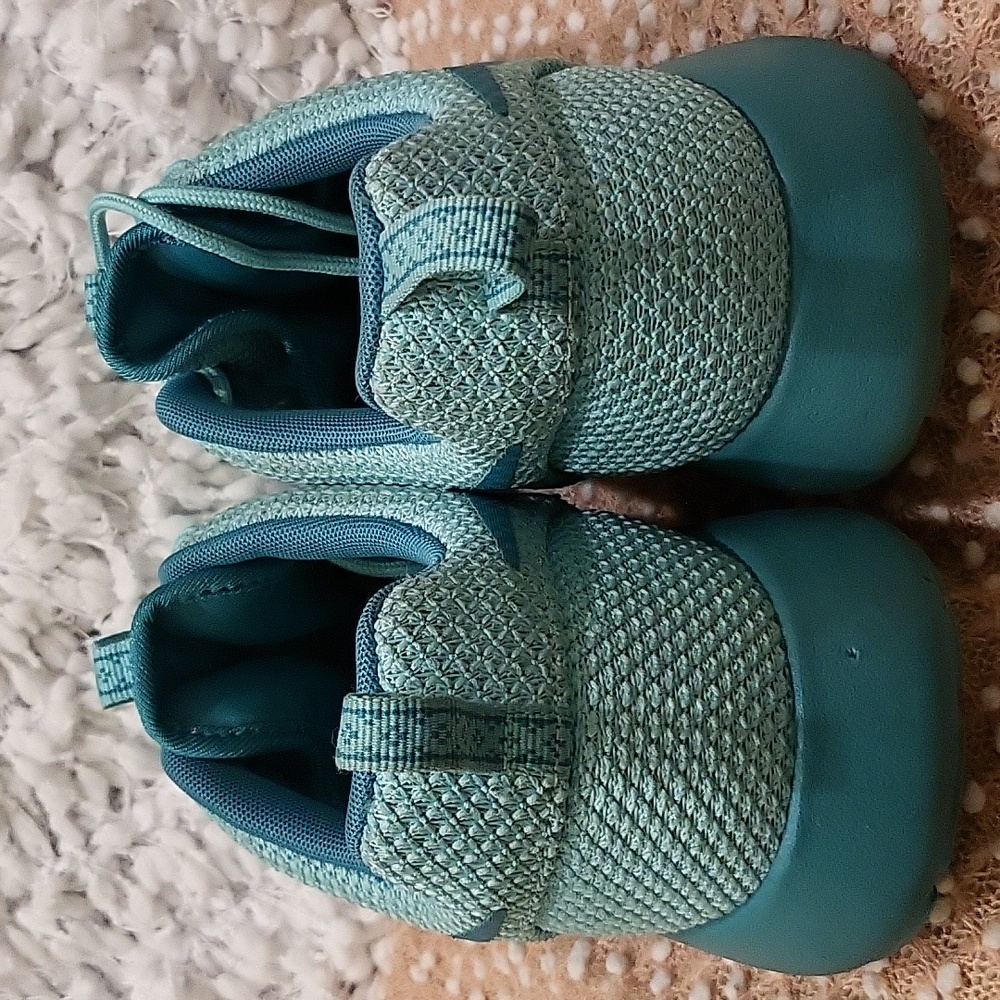 Nike Roshe Sneakers - Picture 3 of 12